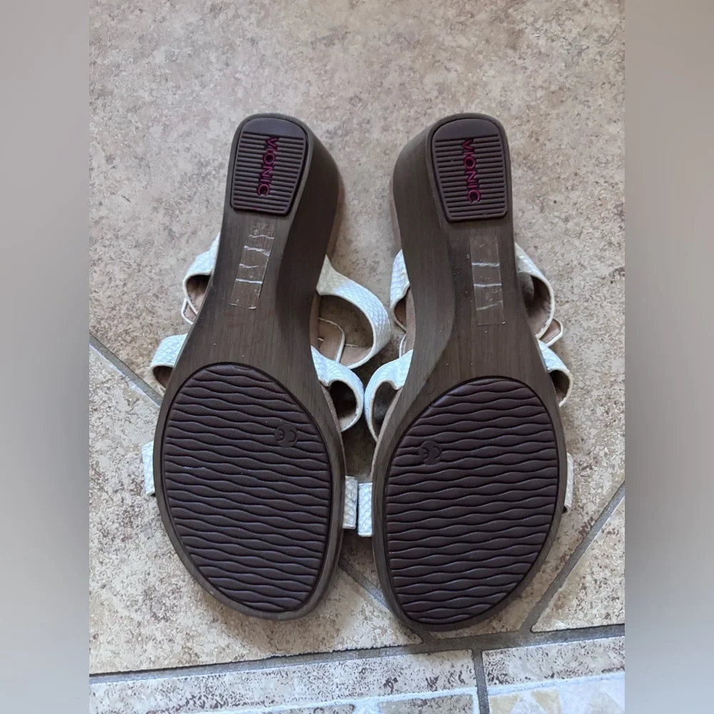 Vionic Radia Slip on Sandals in White Size 9